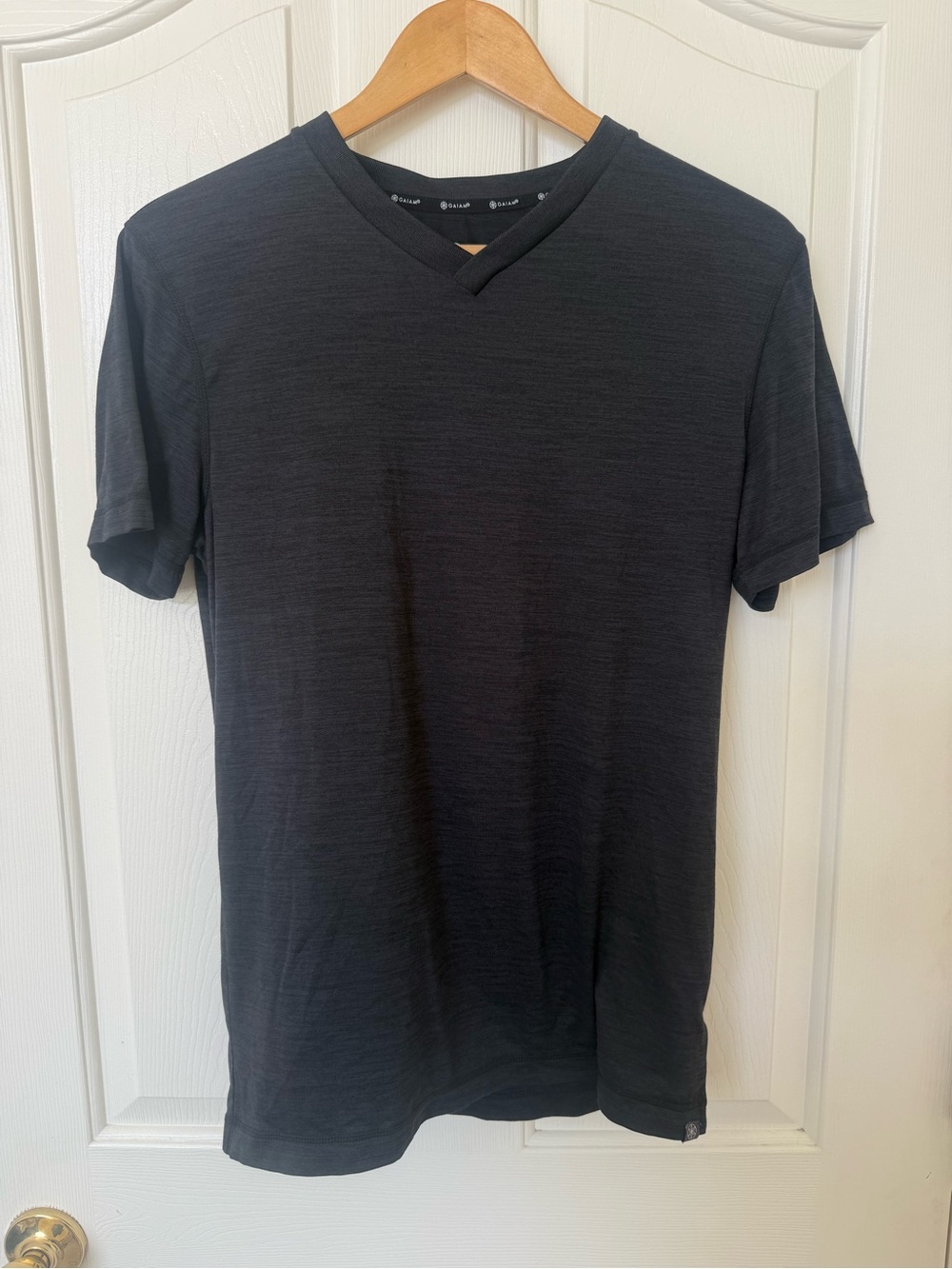 Gaiam Dark Gray Heathered V-Neck Athletic top | size Small